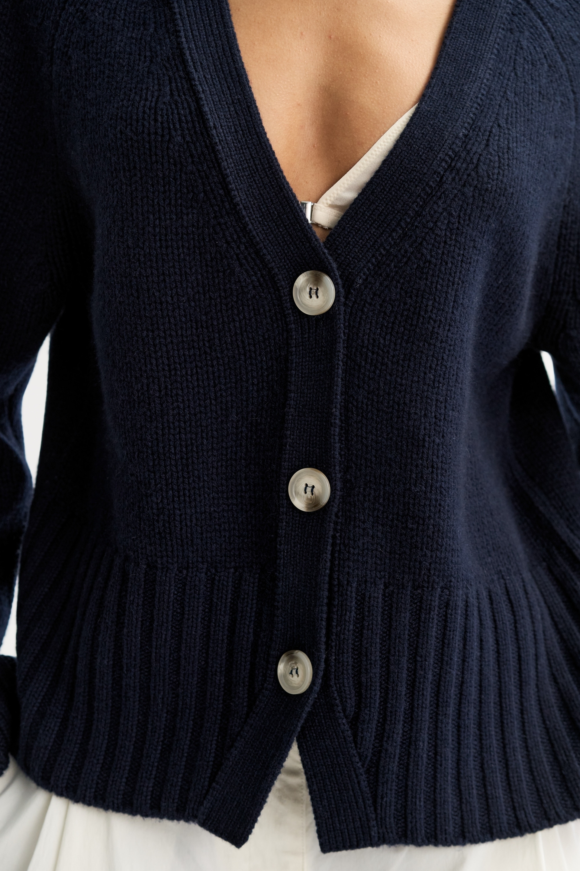 V-neck cardigan 2