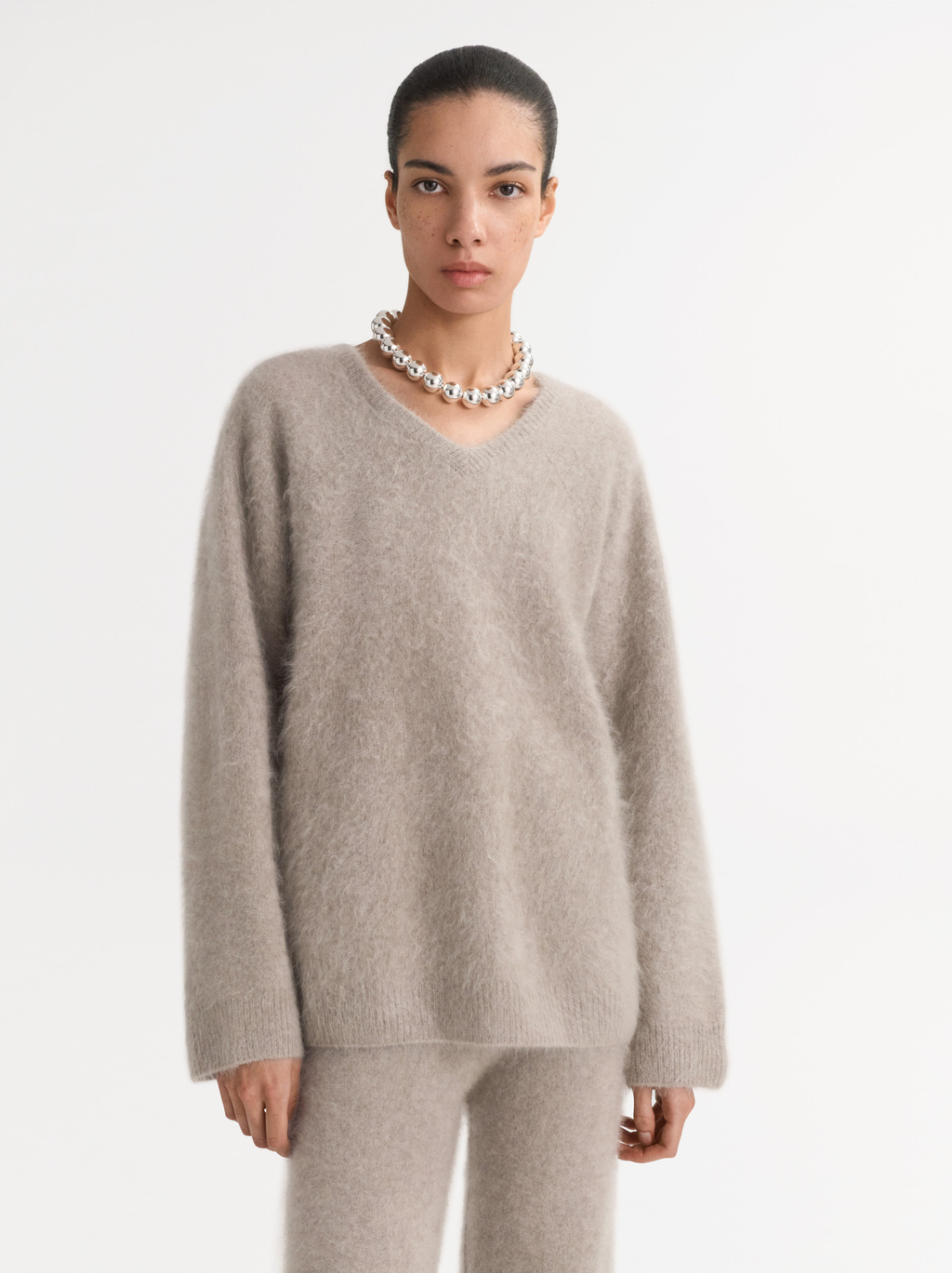 Brushed v-neck - V-Necks - Greige | Soft Goat