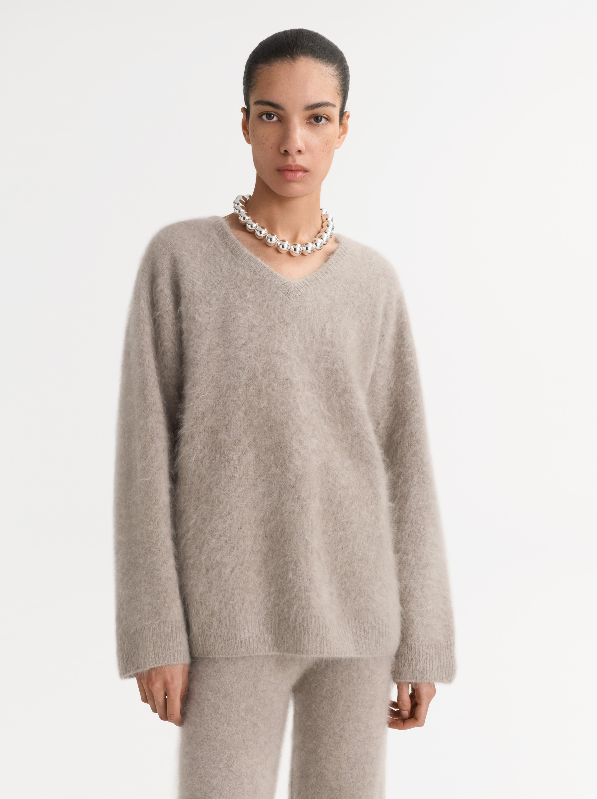 Brushed v-neck Greige 2