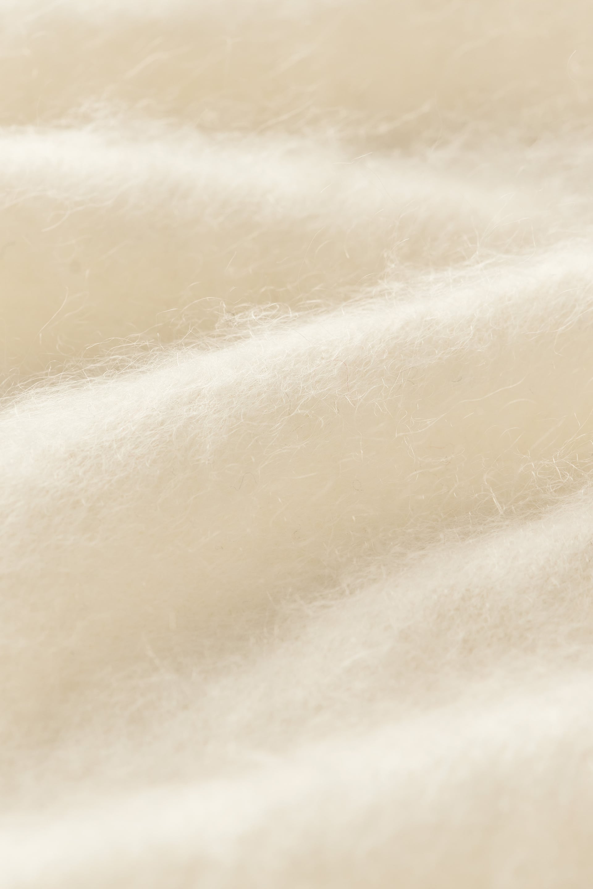 Brushed Triangle scarf Feather White 1