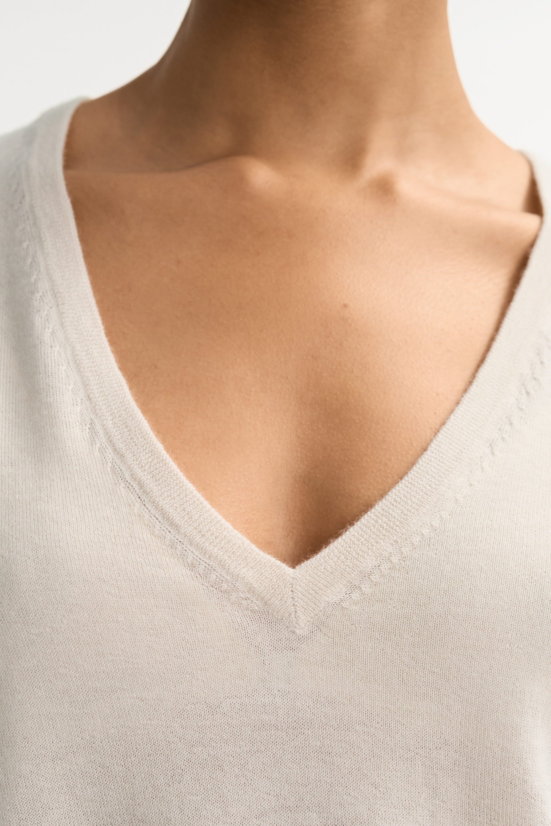 Featherlight v-neck 4