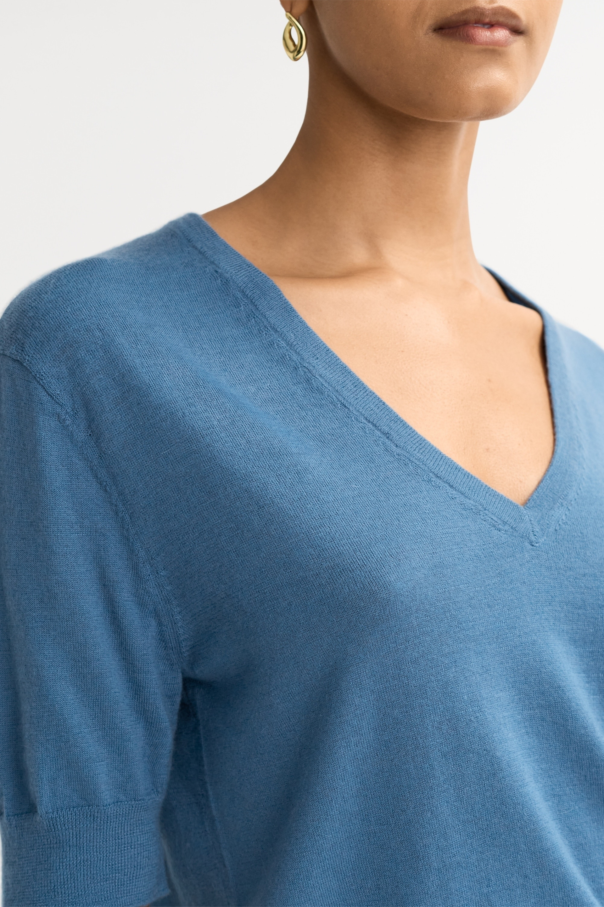 Featherlight v-neck 4