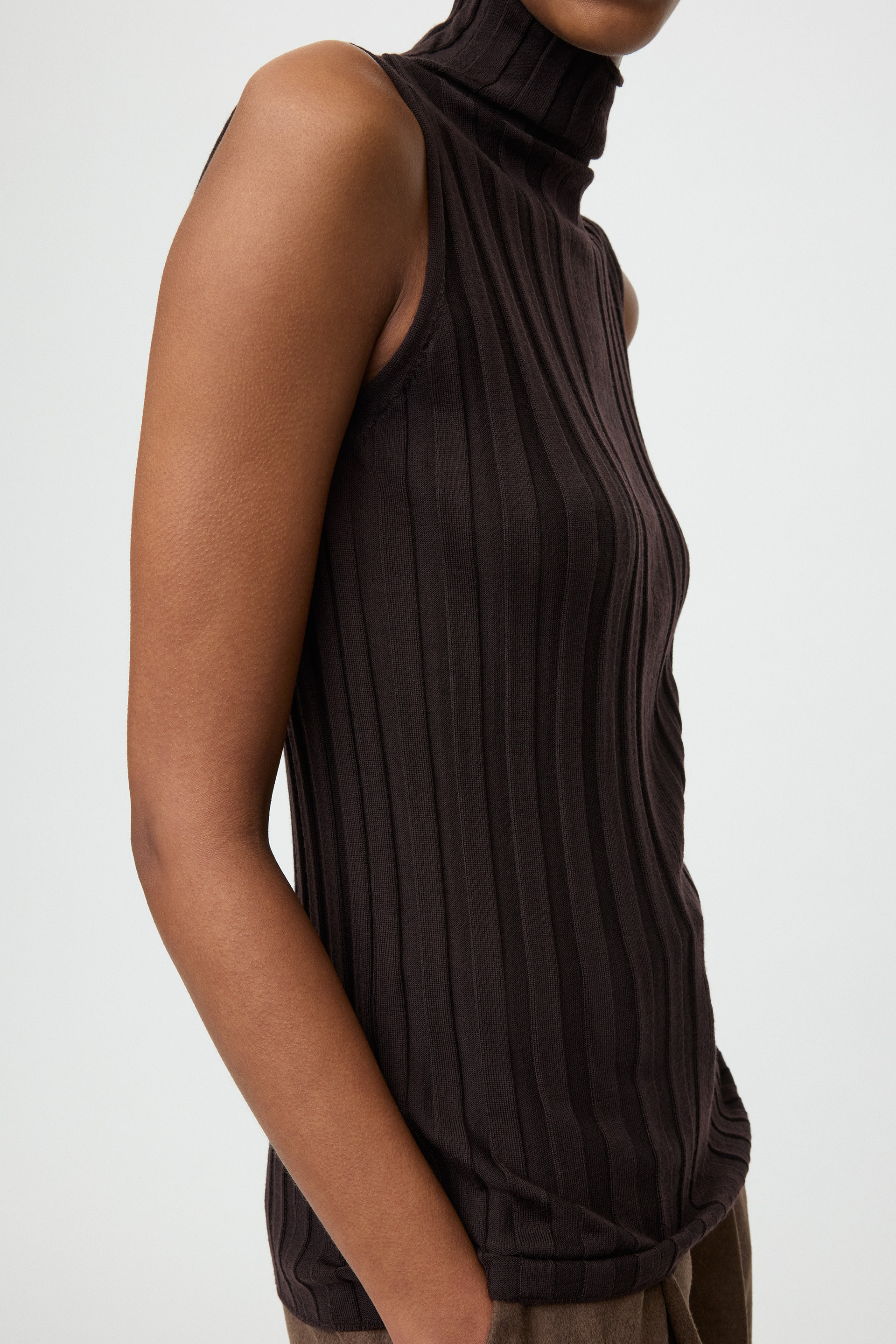 Featherlight turtleneck singlet 4