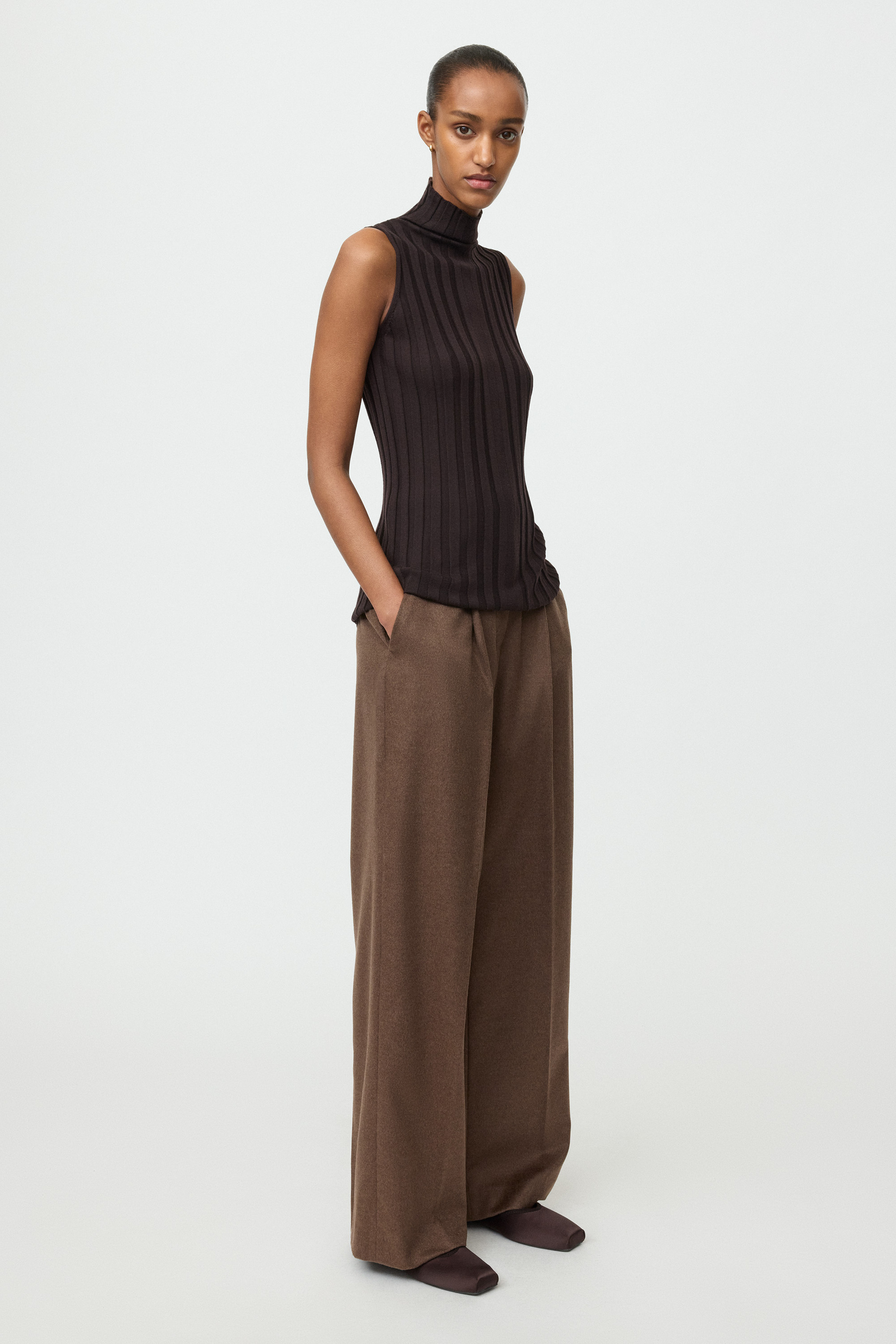 Featherlight turtleneck singlet Mocha 2