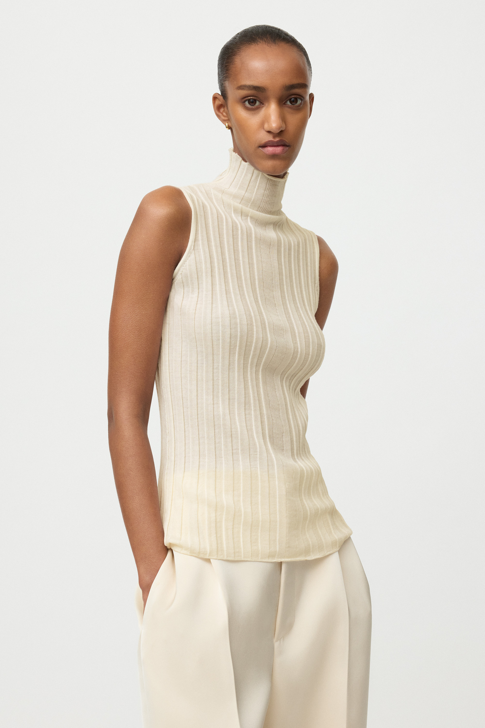Featherlight turtleneck singlet 2