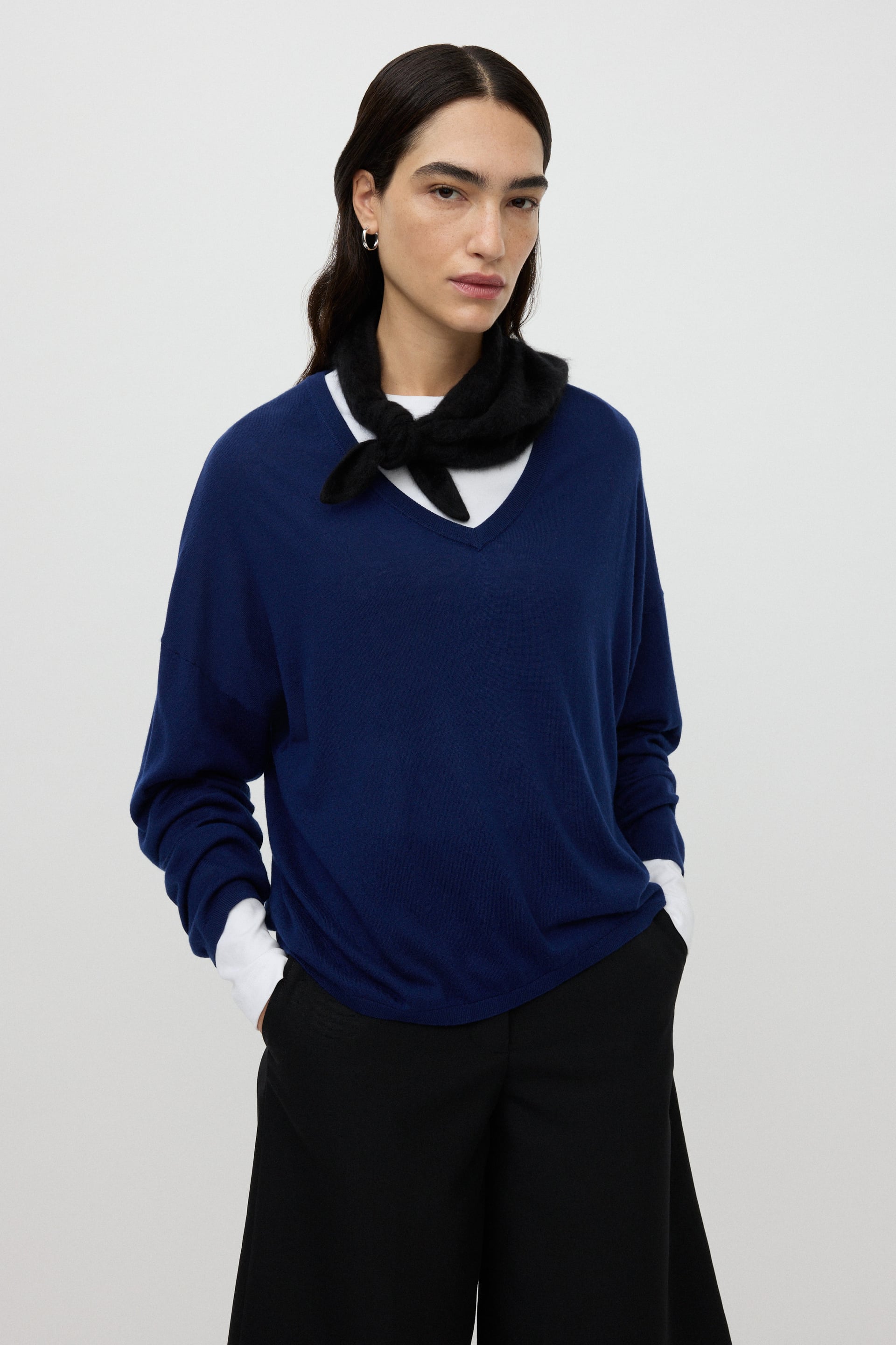 Featherlight v-neck Ink Blue 2