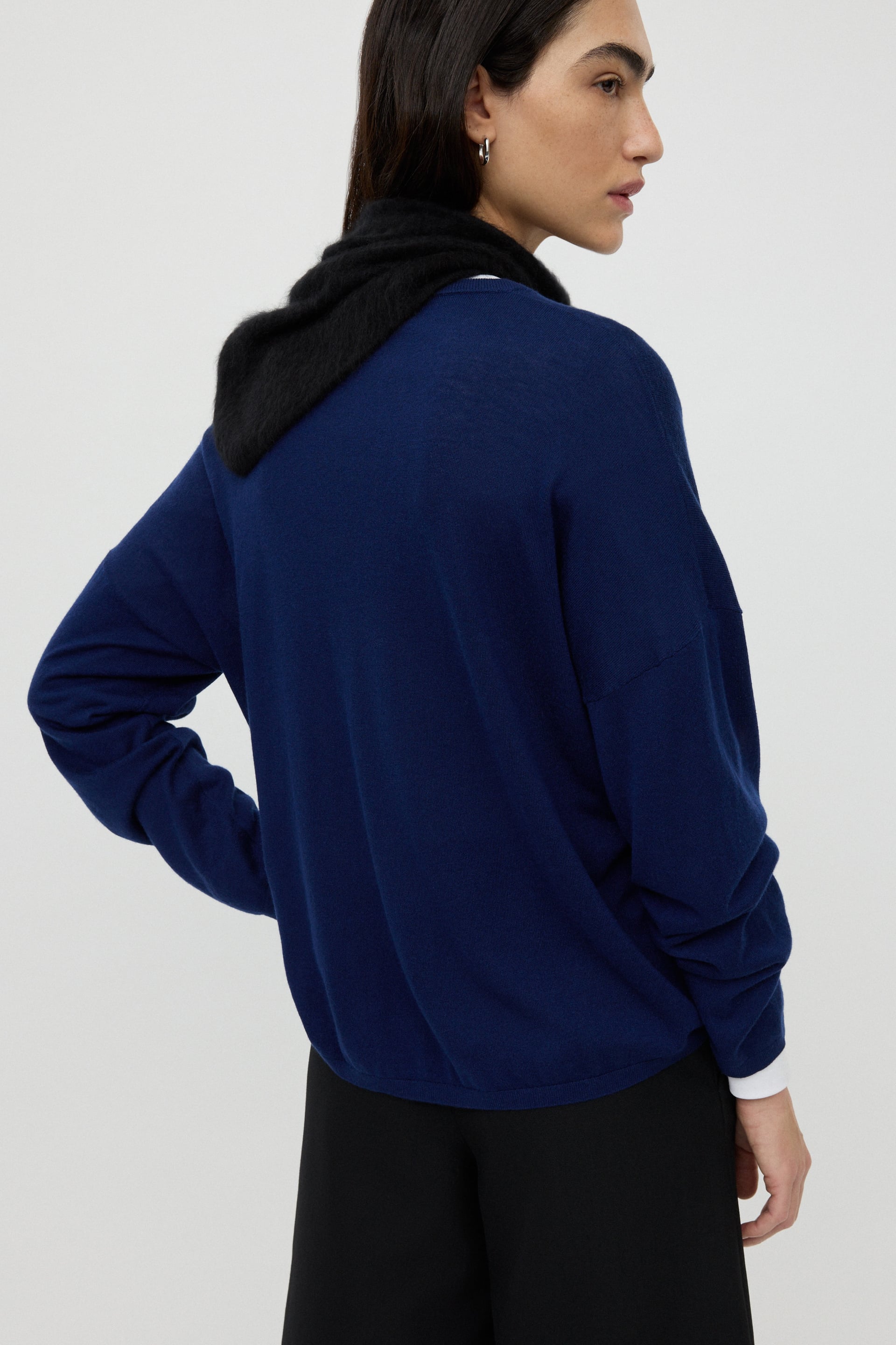 Featherlight v-neck 2