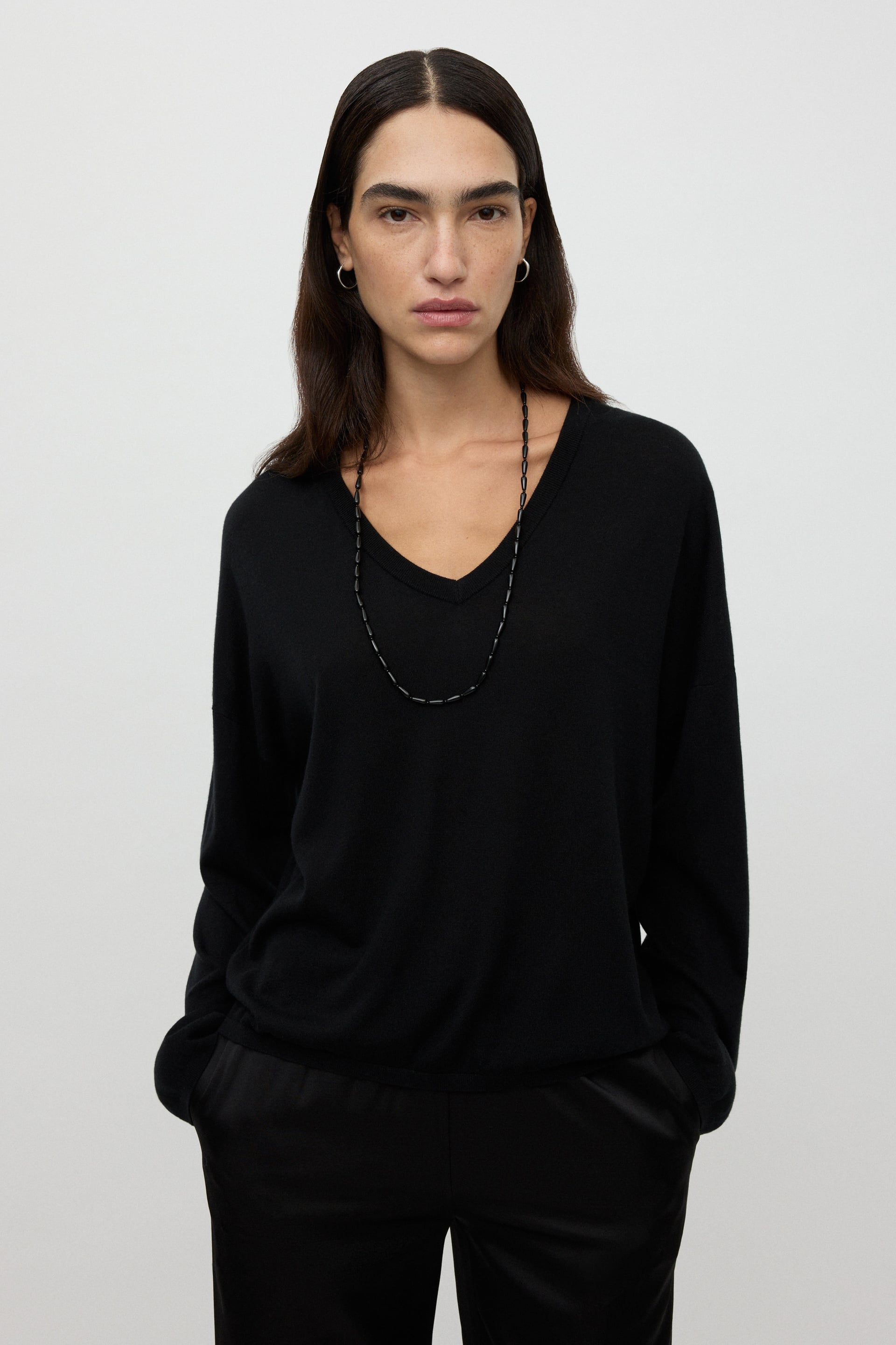 Featherlight v-neck Black 2